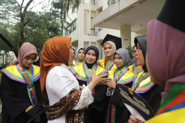 Haru Bahagia, Penerima Beasiswa UI Pemkab Serang Diwisuda