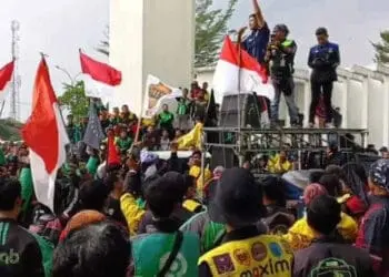 Ratusan Ojol berunjukrasa di KP3B, Curug, Kota Serang, Senin (12/9/2022). Mereka menolak kenaikan harga BBM. (LUTFI/SATELITNEWS.ID)