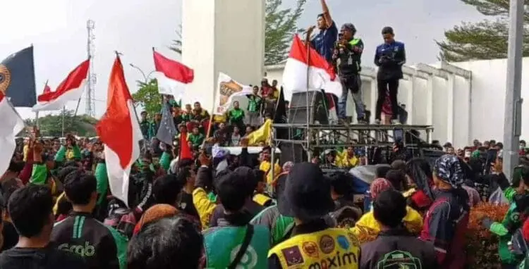Ratusan Ojol berunjukrasa di KP3B, Curug, Kota Serang, Senin (12/9/2022). Mereka menolak kenaikan harga BBM. (LUTFI/SATELITNEWS.ID)