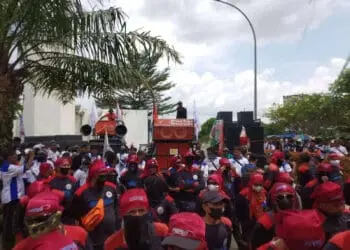 Ratusan buruh berunjuk rasa, Selasa (13/9/2022). (LUTFI/SATELITNEWS.ID)