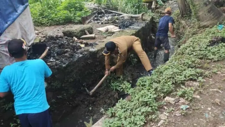Antisipasi Banjir, Warga dan Lurah Cisauk Bersihkan Gorong-gorong