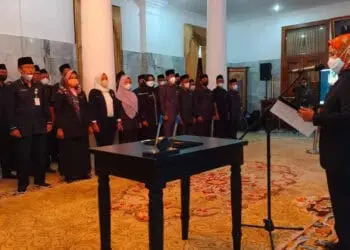 Bupati Serang Ratu Tatu Chasanah, melantik pegawai Disdukcapil, di Pendopo Bupati setempat, Kamis (15/9/2022). (SIDIK/SATELITNEWS.ID)