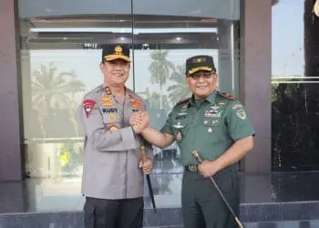 SALAM KOMANDO - Danrem 064/MY Banten Brigjend TNI Tatang Subarna, salam komando dengan Kapolda Banten Irjend Pol Rudy Heryanto, Kamis (15/9/2022). (HERMAN SAPUTRA/SATELITNEWS.ID)