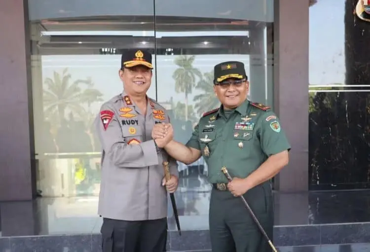 SALAM KOMANDO - Danrem 064/MY Banten Brigjend TNI Tatang Subarna, salam komando dengan Kapolda Banten Irjend Pol Rudy Heryanto, Kamis (15/9/2022). (HERMAN SAPUTRA/SATELITNEWS.ID)