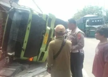 Anggota Polisi sedang olah TKP Laka lantas. (ISTIMEWA)