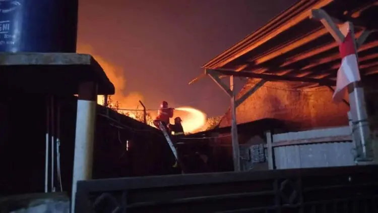 Petir Menyambar, Pabrik Plastik Terbakar
