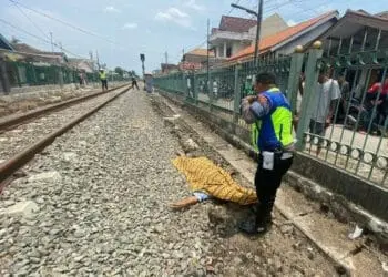 Personel Polisi dari Polresta Serang Kota,  mengamankan korban laka tertabrak kereta, Selasa (20/9/2022). (ISTIMEWA)