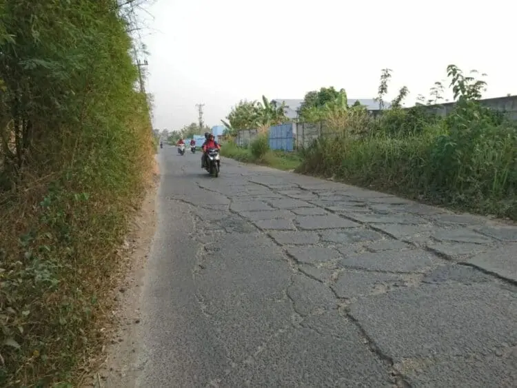 Jalan Raya Gelap Gulita di Malam Hari, Warga Munjul Minta PJU Diperbaiki