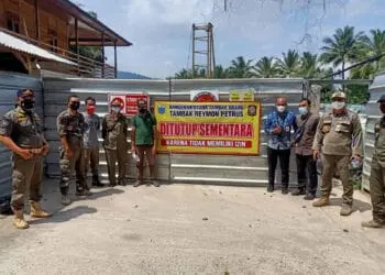 Anggota Satpol PP Pandeglang, menyegel tambak udang yang melanggar Perda RTRW dan Perda Bangunan, di kawasan Carita, menggunakan spanduk besar, beberapa waktu lalu. (DOKUMEN/SATELITNEWS.IF)