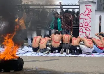 Mahasiswa berunjukrasa dengan aksi teatrikal, dengan tuntutan menolak BBM, di depan gedung DPRD Pandeglang, Jumat (9/9/2022). (NIPAL SUTIANA/SATELITNEWS.ID)