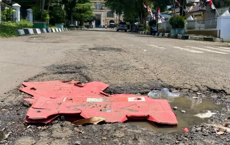 Jalan Belakang Gedung Setda Pandeglang Dibiarkan Berlubang, Erin: Memalukan dan Harus Segera Diperbaiki