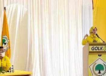 Airin menyanpaikan sambutan dan motivasi, di acara konsolidasi kader Partai Golkar Pandeglang, Minggu (11/9/2022). (NIPAL SUTIANA/SATELITNEWS.ID)