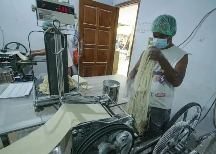 Foto Produksi Mi Rumahan di Ciledug Jelang Naik Harga