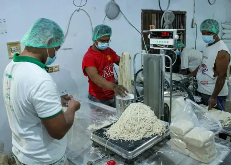 Foto Produksi Mi Rumahan di Ciledug Jelang Naik Harga