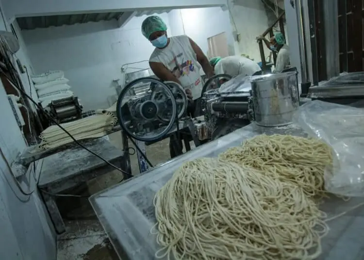 Foto Produksi Mi Rumahan di Ciledug Jelang Naik Harga