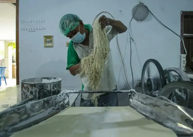 Foto Produksi Mi Rumahan di Ciledug Jelang Naik Harga
