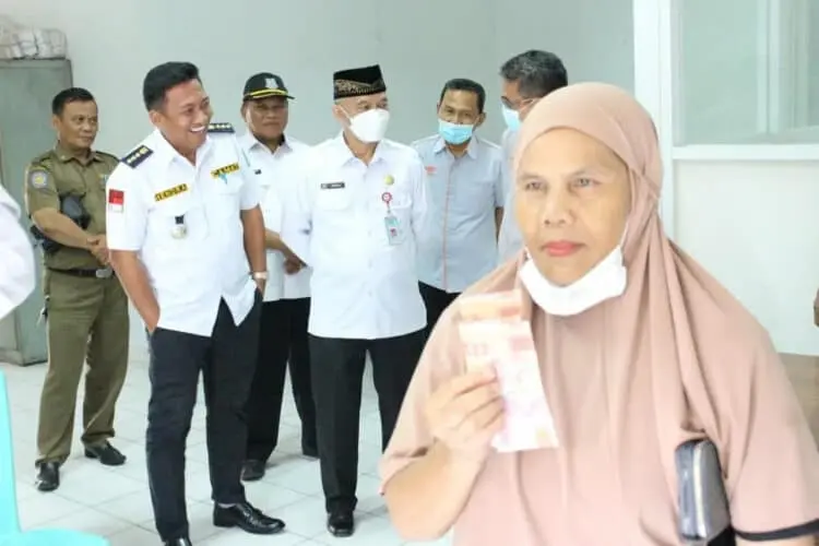 Warga Pondok Jaya Antre Pencairan BLT BBM Rp 500 ribu