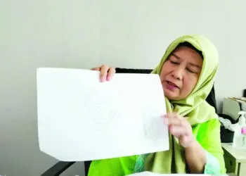 Bersama Warga, Lurah Perigi Baru Panen Pakcoy