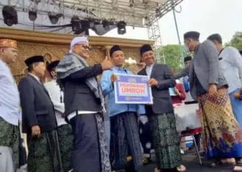 Rangkaian Festival Al A'zhom, Ribuan Warga Ikut Jalan Sehat Sarungan Batik