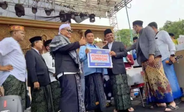 Rangkaian Festival Al A'zhom, Ribuan Warga Ikut Jalan Sehat Sarungan Batik