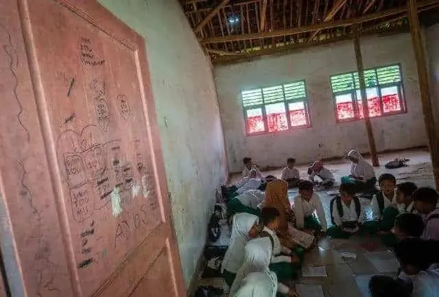 Siswa Belajar Lesehan, Madrasah di Lebak Ini Butuh Bantuan Kursi dan Meja dari Pemerintah