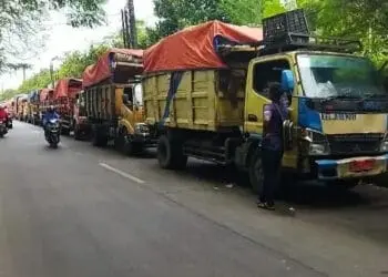 Puluhan Truk Sampah Mengular di Pintu Masuk TPA Rawa Kucing