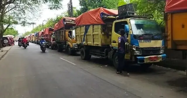 Puluhan Truk Sampah Mengular di Pintu Masuk TPA Rawa Kucing