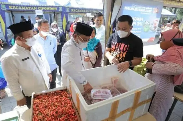Giliran Bazar Murah di Cipondoh Diserbu Warga