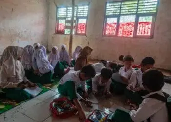 Tak Punya Bangku Siswa Madrasah Belajar Secara Lesehan, Ini Tanggapan Kemenag Lebak
