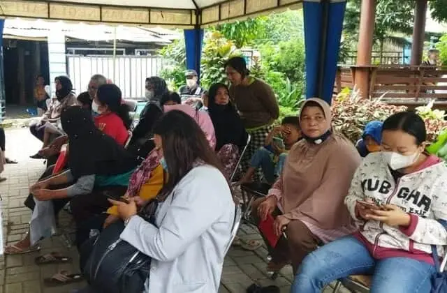 Warga Neglasari Terima BLT dan BPNT Tahap Kedua