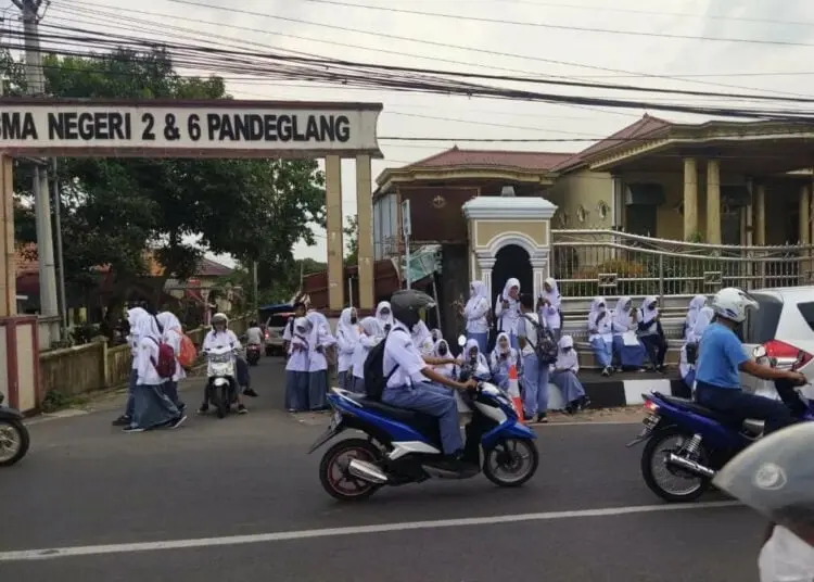 Angkot Mogok, Pelajar Terlantar, Bupati Irna Bergerak Cepat Lakukan Ini