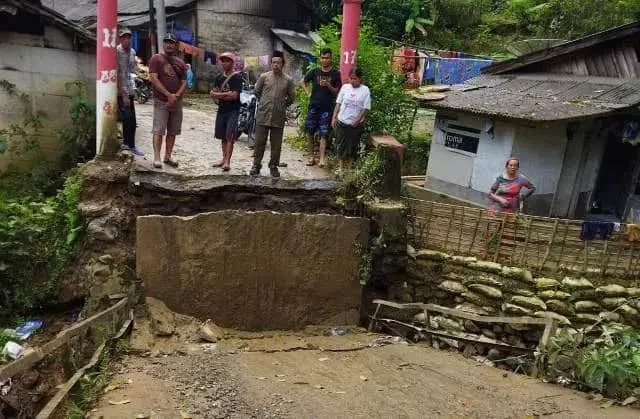 Jembatan Penghubung Kampung di Lebak Ambrol, Akses Lumpuh