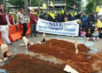 Tiga orang warga Panunggangan Barat, Kecamatan Cibodas, Kota Tangerang melakukan aksi kubur diri sebagai bentuk penolakan terhadap pemindahan makam Ki Buyut Jenggot, Kamis (29/09/2022). FOTO: EKO "ACO" SETIAWAN/SATELIT NEWS.COM