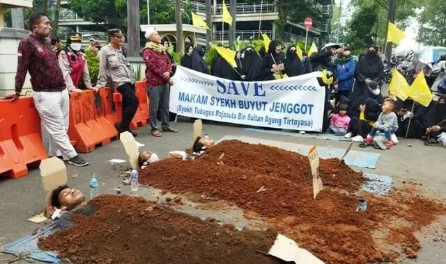 Tolak Penggusuran Makam Ki Buyut Jenggot, Warga Panunggangan Barat "Kubur Diri"