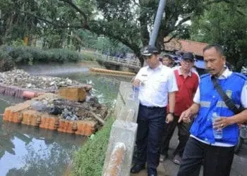 Sisir Kali Angke, Wali Kota Tangerang Temukan Banyak Sampah