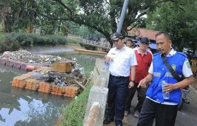 Sisir Kali Angke, Wali Kota Tangerang Temukan Banyak Sampah