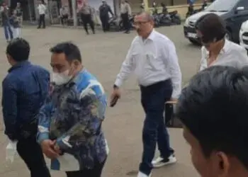 Tersangka NikitaMirzani, didampingi kuasa hukumnya, Fahmi Bachmid, mendatangi Mapolresta Serang Kota, Selasa (25/10/2022) sore. (HERMAN SAPUTRA/SATELITNEWS.COM)