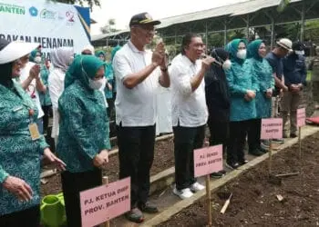 Acara “Gerakan Menanam Untuk Ketahanan Pangan”, di Kecamatan Curug, Kota Serang, yang juga dilakukan secara serentak diberbagai lokasi di Provinsi Banten, Sabtu (22/10/2022). (LUTHFI/SATELITNEWS.COM)