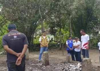 Anggota DPRD Banten dari Fraksi Golkar, Fitron Nur Ikhsan, melongok kondisi rumah korban kebakaran di Kecamatan Munjul, Rabu (26/10/2022) lalu. (ISTIMEWA)