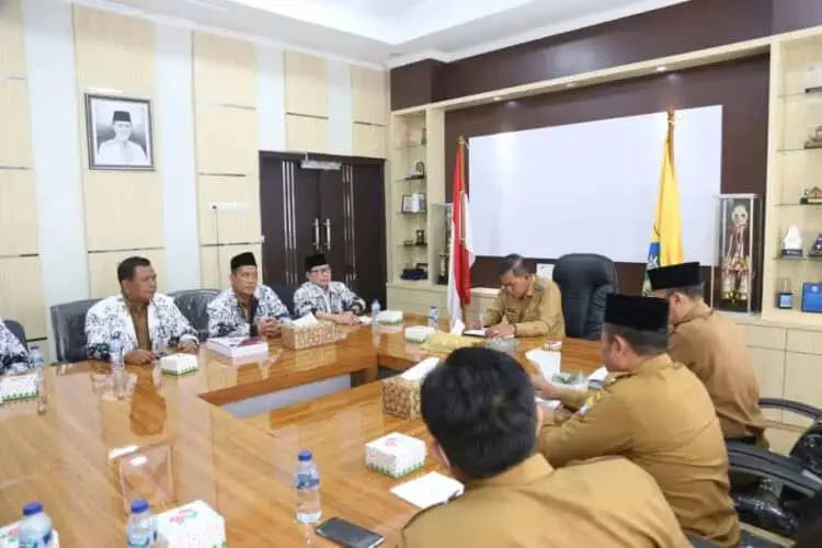 Sejumlah tenaga pendidik dari Persatuan Guru Republik Indonesia (PGRI) Kota Serang, melakukan audiensi dengan Walikota Serang, Syafruddin, Senin (24/10). (LUTHFI/SATELITNEWS.COM)