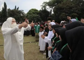 Bupati Irna, usai upacara menyambangi para santri dan mengacungkan dua jempolnya, sebagai apresiasi kepada santri, yang ikut upacara HSN di Alun-alun Pandeglang, Sabtu (22/10/2022). (ISTIMEWA)
