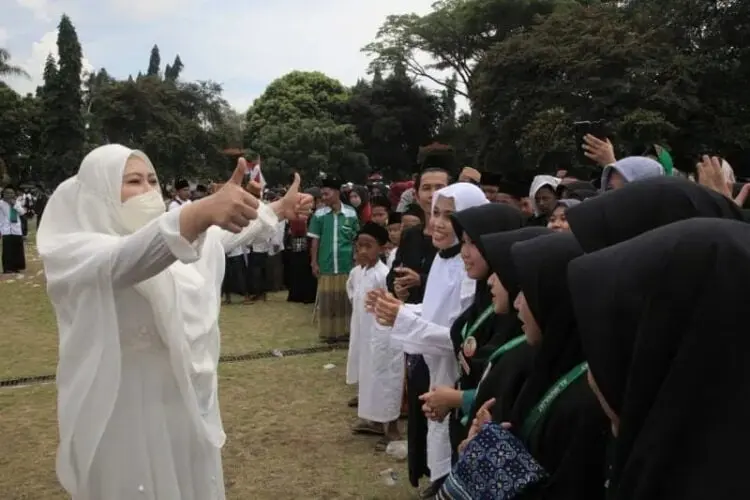 Bupati Irna, usai upacara menyambangi para santri dan mengacungkan dua jempolnya, sebagai apresiasi kepada santri, yang ikut upacara HSN di Alun-alun Pandeglang, Sabtu (22/10/2022). (ISTIMEWA)