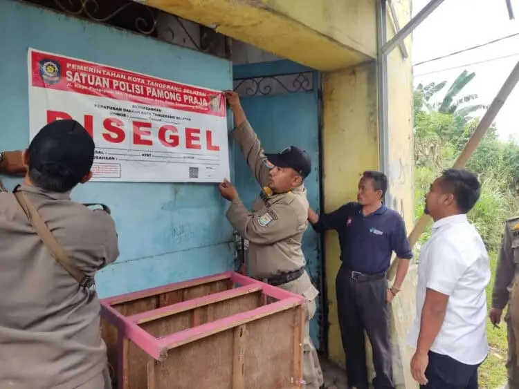 Satpol PP Segel Rumah Kontrakan di Pamulang Barat