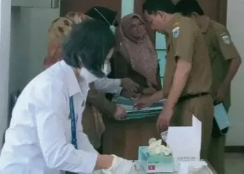 Para pejabat di lingkungan Pemkab Pandeglang sedang menjalani tes urine di lingkungan Setda Pandeglang, Senin (24/10/2022). (NIPAL SUTIANA/SATELITNEWS.COM)