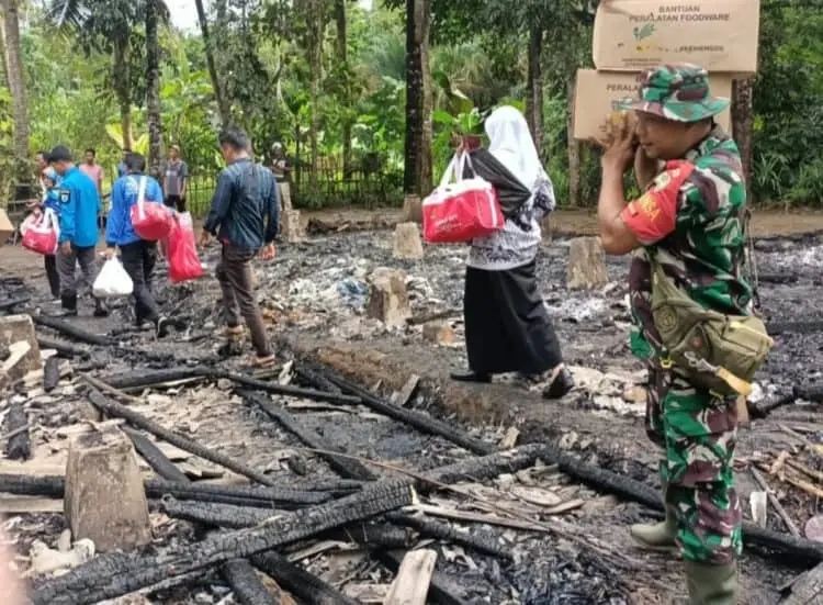 Anggota KSB bersama pihak Desa dan Muspika Kecamatan Munjul, sedang memberikan bantuan kepada para korban kebakaran, Senin (25/10/2022). (ISTIMEWA)