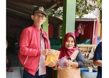 Anggota DPRD Kota Tangerang Bagi 1.000 Kerudung