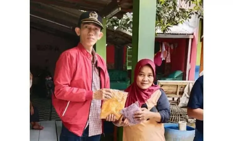 Anggota DPRD Kota Tangerang Bagi 1.000 Kerudung