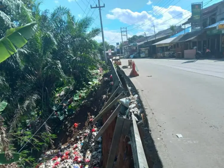 Hati-hati, Badan Jalan di Pasar Picung Longsor