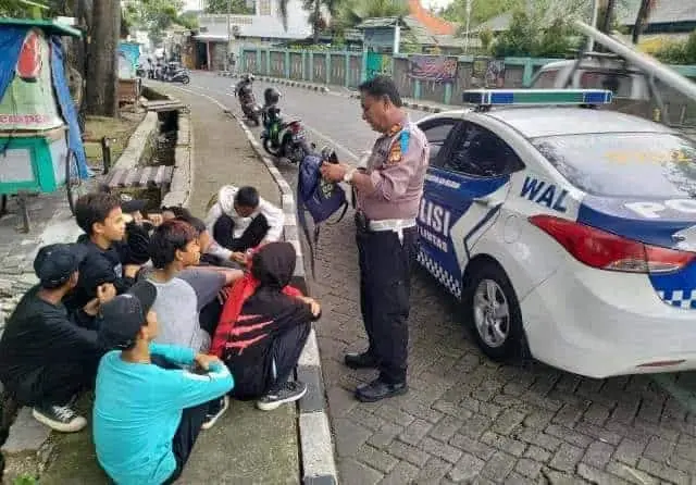 Baru Saja Jatuh Korban Jiwa, Kelompok Pelajar Kembali Tepergok Nge-BM Truk di Kota Tangerang
