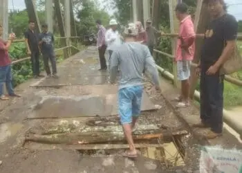 Jembatan di Patia Pandeglang Rusak Parah, Warga dan Kades Perbaiki Secara Swadaya